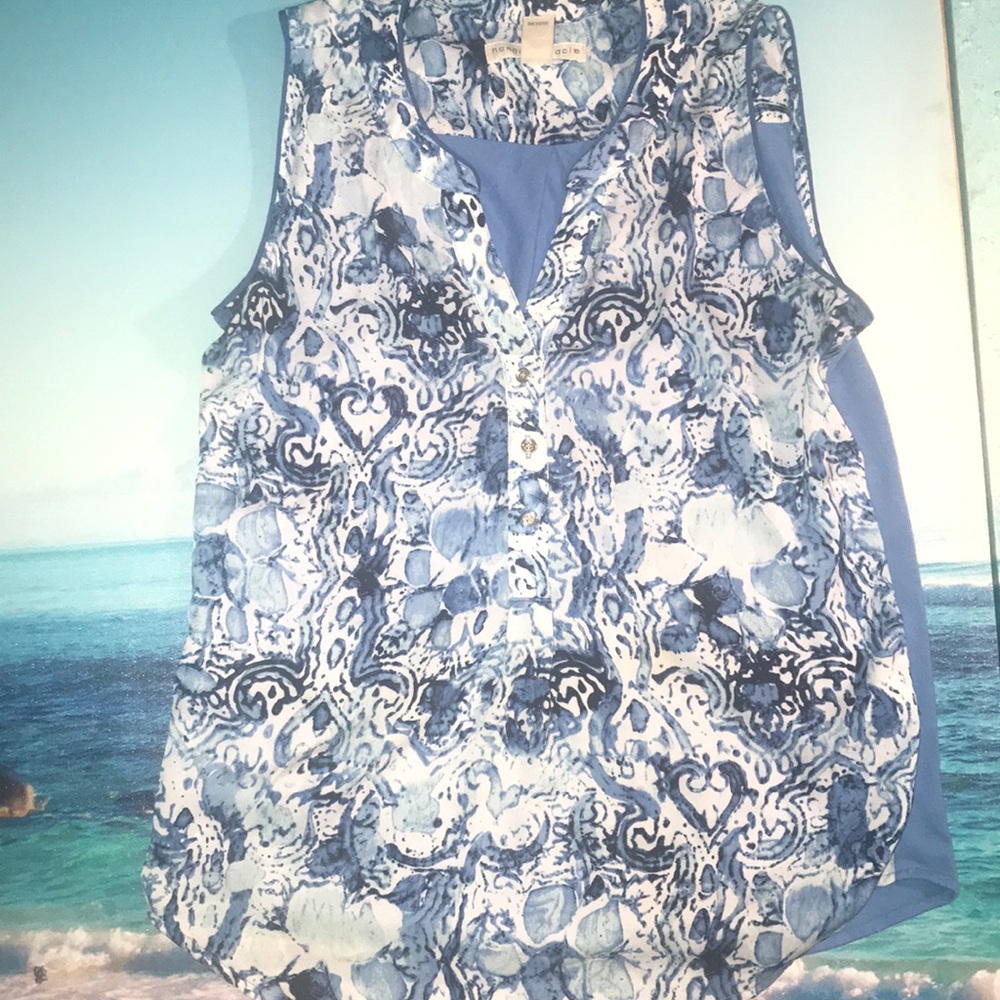 Unique refreshingly beachy top, gently worn